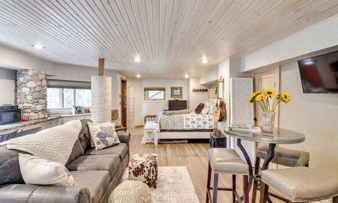 Evergreen Meadows Wohnung | 3 Mi to Lake: Evergreen Studio w/Trail Access