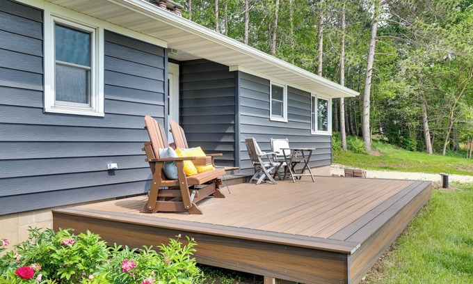 Onalaska Haus | 3 Mi to Lake Onalaska: Quaint Home w/ Prairie View