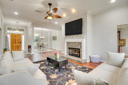 Windsor Forest Haus | 3 Mi to Oglethorpe Mall Home with Fenced Yard!