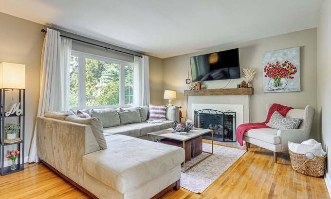 Clintonville Haus | 3 Mi to Ohio State: Updated Home w/Yard!