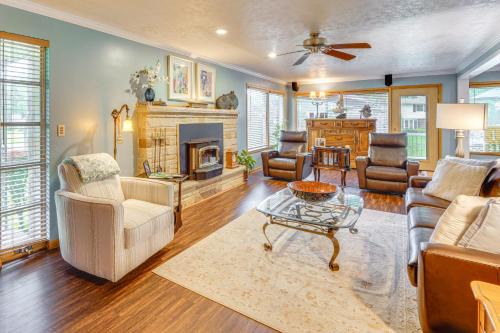 Canton Haus | 3 Mi to Pro Football Hall of Fame Home with Yard!