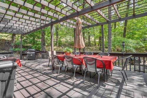 Kimberling City Haus | 3 Mi to Table Rock Lake Cabin with Fire Pit!