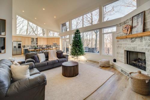 Tate Haus | 3 Mi to Winery Jasper Mountain Chalet with Hot Tub!