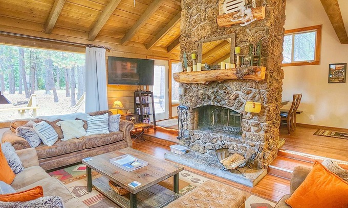 Overlook Park Kabine | 3 Min to SHARC with 8 Passes! Private Hot Tub, Quite Cul-de-sac w/ PS4 & BBQ