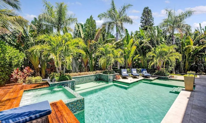 Longboat Key Haus | Great Summer Rate! 3 minute walk to the sand. Luxurious 6 bedroom.