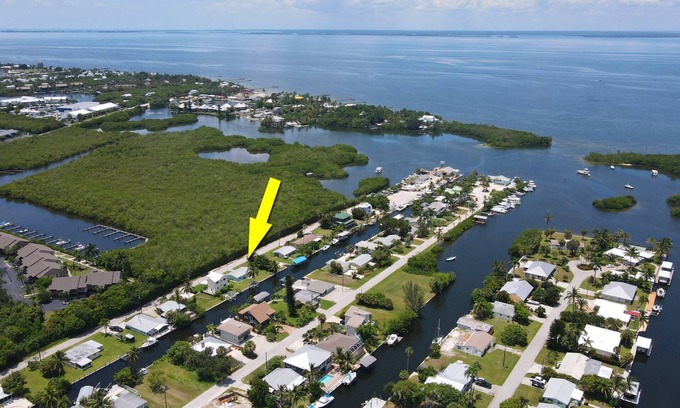 Bokeelia Haus | DREI Minuten, um Wasser zu öffnen! Fantastischer, umgestalteter Fischerort am Gulf-Access-Kanal, kostenloses WLAN!