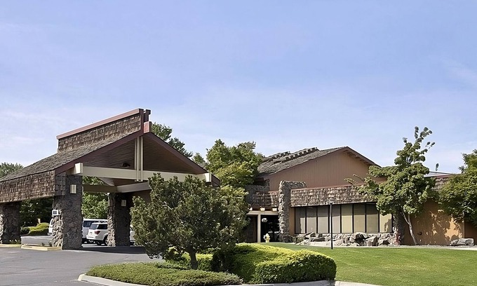 Tri-Cities Resort | 3 Pet-friendly Units Close to Gesa Carousel of Dreams! w/ Onsite Pool, Parking