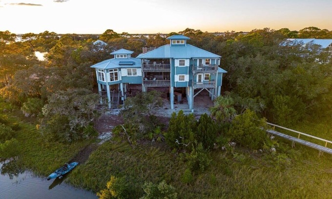 Cedar Key Haus | 3 Story Haven! Fire Pit+kayaks~updated~360 Views!