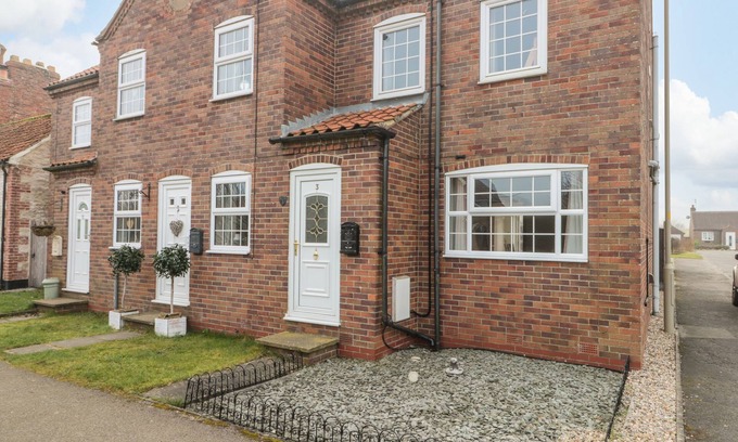 Weaverthorpe Haus | 3 WILSON COTTAGES, pet friendly, with hot tub in Weaverthorpe
