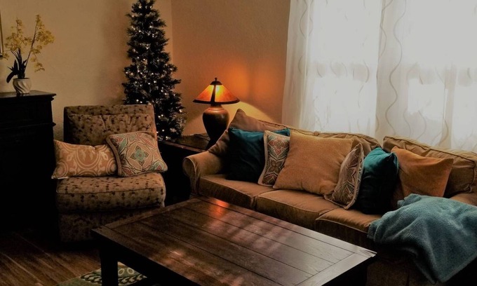 Downtown Klamath Falls Haus | 28+ Day⭐Modern Smart Jetted Tub WD HDTV Hospital