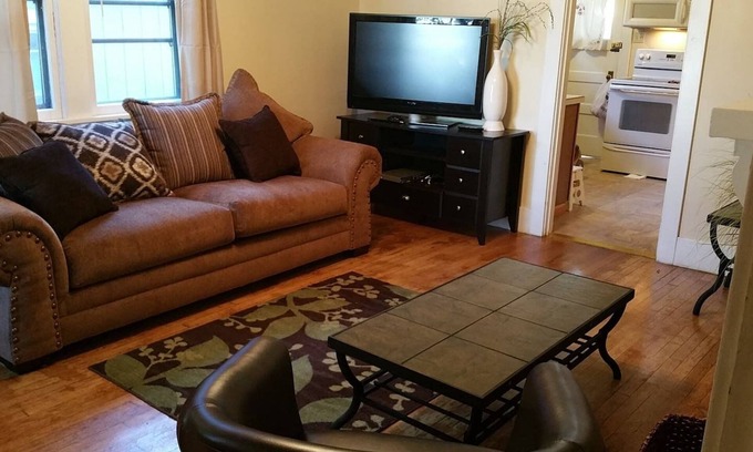 Downtown Klamath Falls Haus | 28+Day Stay⭐Lovely Smarthouse King 4KTV W/D WIFI