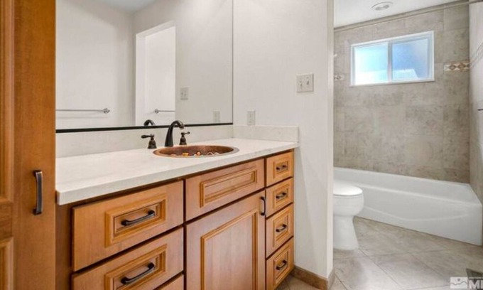 Reno/Tahoe Airport Haus | 30 mins to Mt. Rose & 7 mins to airport! Cozy Family home in Reno- pet friendly!