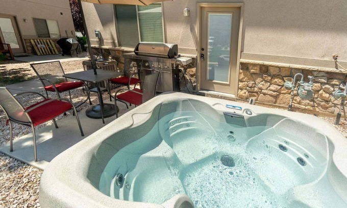 Ogden Haus | 30% OFF, Ski Dream Sleeps 14 in Comfort! 2 Dedicated HotTubs,BBQ,5 Min to Dwntwn