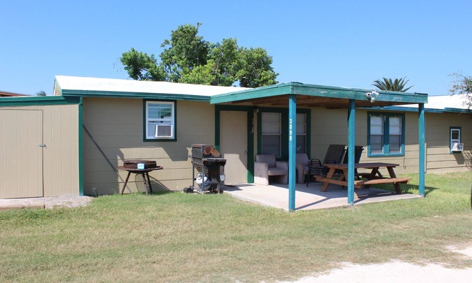 Port Mansfield Eigentumswohnung | Great, spacious cottage with plenty of parking!
