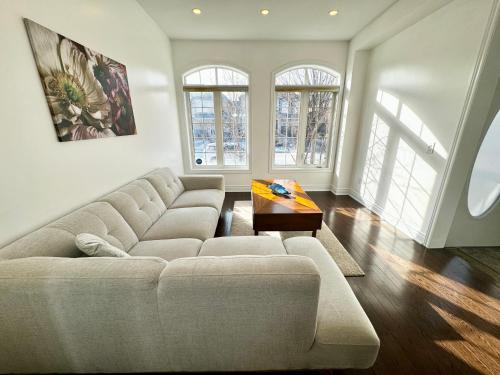 Brampton Haus | 3500 SqFt - Modern and Comfort - 4 BDRM Getaway - Relax - Unwind - Explore - Near Airport & Toronto Downtown