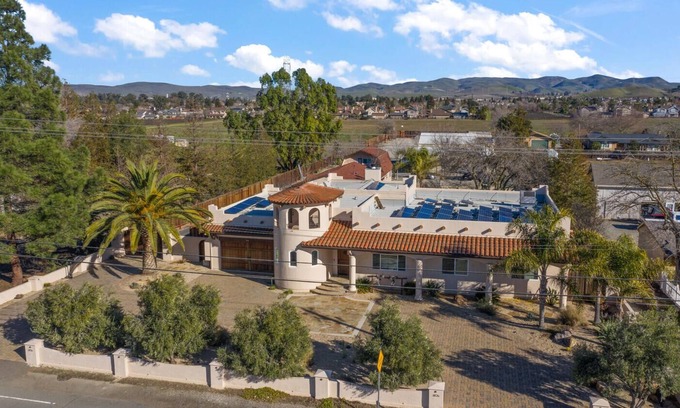 Livermore Haus | 3500sf, Single Level, 4 King Beds, 12ft Hot Tub!