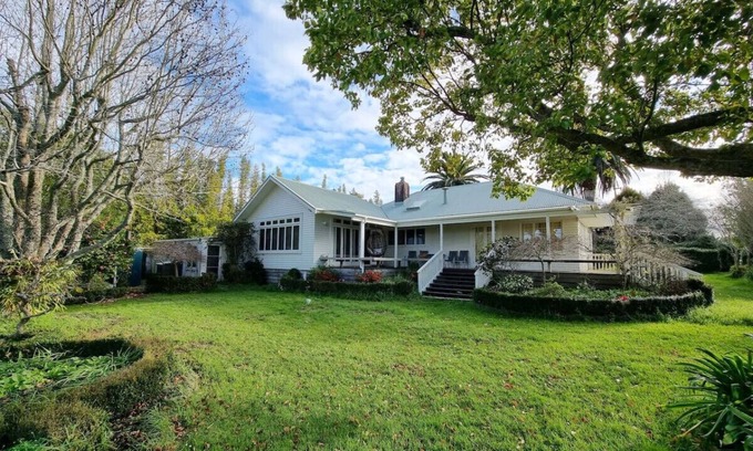 Taupaki Haus | Country Garden Oasis with Parking and Wi-Fi