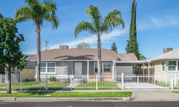 Fresno Haus | 3B/2Bth Clean, Cozy, Convenient