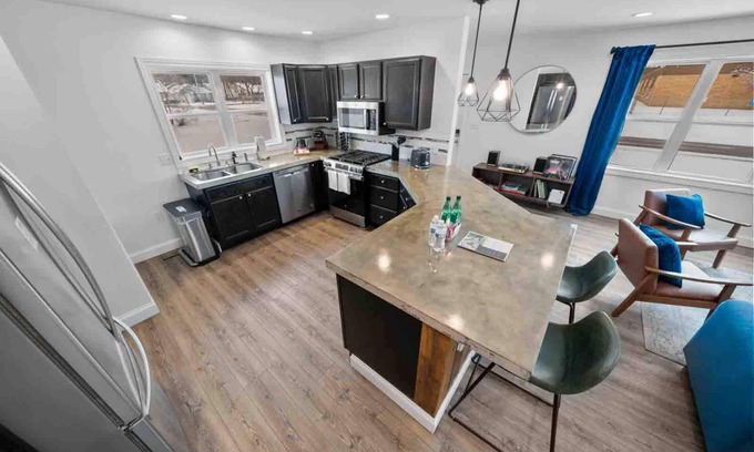 Elkhart Haus | 3BD/2 Modern Home: 5m DT Elkhart |30m to ND +BBQ
