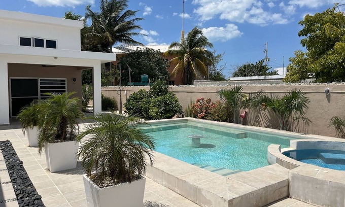 Progreso Municipality Haus | 3BD/2B-w/2 Kingsize bedrooms-House-Near Beach-Pool-Hottub-Lrg Patio-pet friendly