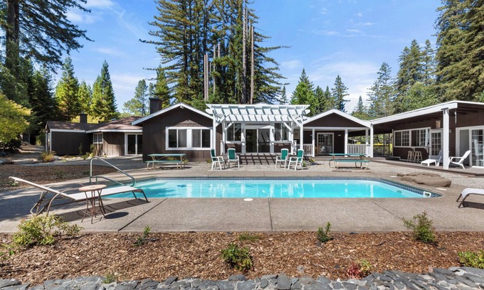 Freestone Haus | 3bd/2ba Redwood Retreat w/pool