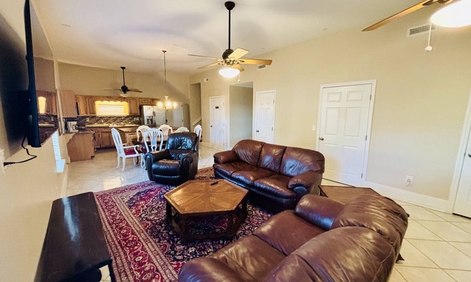 Lincoln Haus | “3bdrm Barn Apt” @ Sunset Pointe