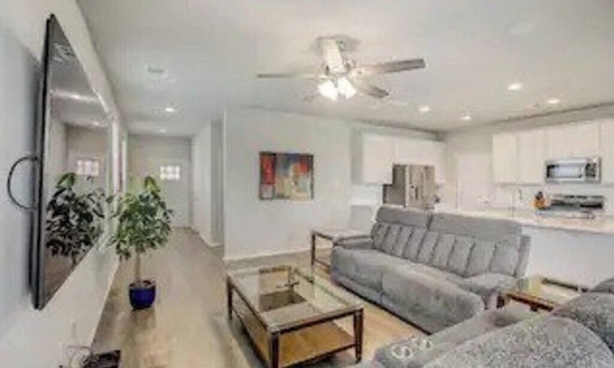 Travis County Haus | 3BR+2.5 BTH Oasis + Pool: F1 & 10M DT & Airport