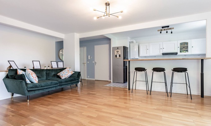 Petit Nanterre Wohnung | 3BR Paris Haven: Garden View, Prem Amenities, Free Parking - 10 Min to Central