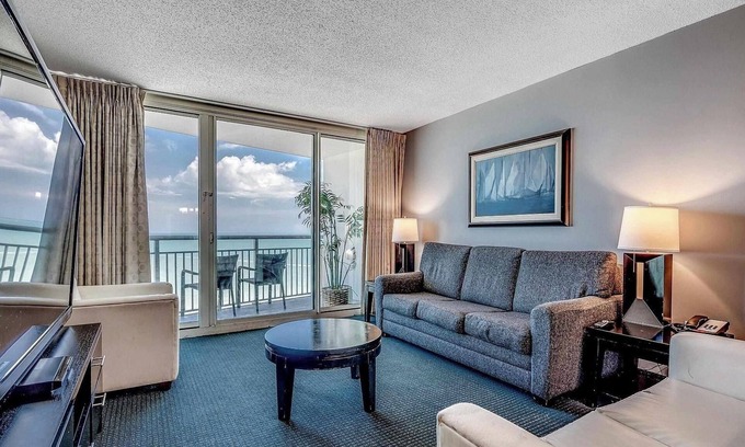 Downtown Myrtle Beach Eigentumswohnung | 3BR Direct Oceanfront at Oceans One, Pools, Modern