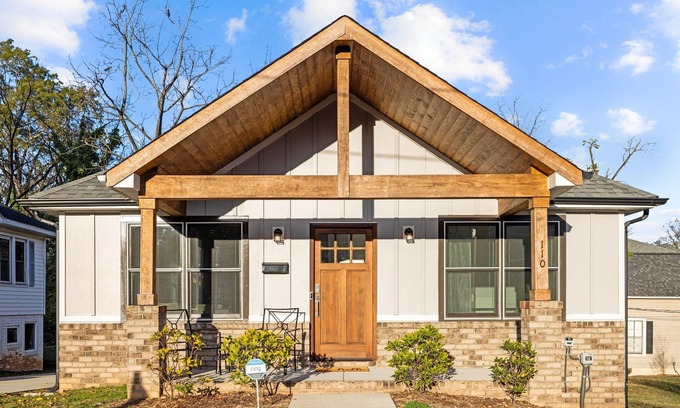 Salisbury Haus | 3BR Downtown Retreat King Bed Cozy & Fast WiFi