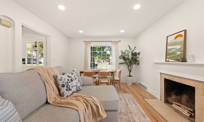 Euclid Wohnung | 3BR Home Bright & Open In Euclid Near Cleveland!