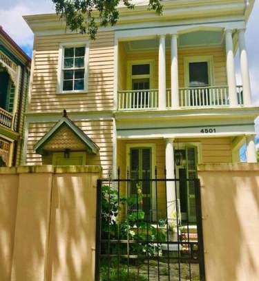 Mid-City Wohnung | 3BR Parisian Penthouse sleeps 5 w Balcony on Streetcar!