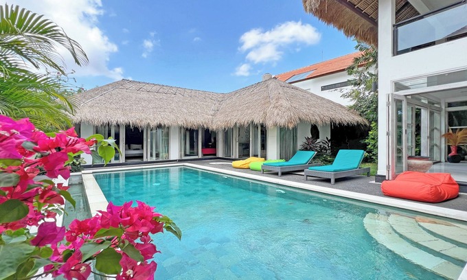 Berawa Villa | 3BR VILLA & BIG PRIVATE POOL WITH ENCLOSED LIVING ROOM