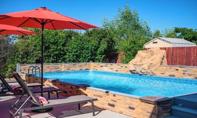 Lake Elsinore Haus | 3BR w/Pool ｜Jacuzzi ｜BBQ｜Fire Pit ｜King Bed