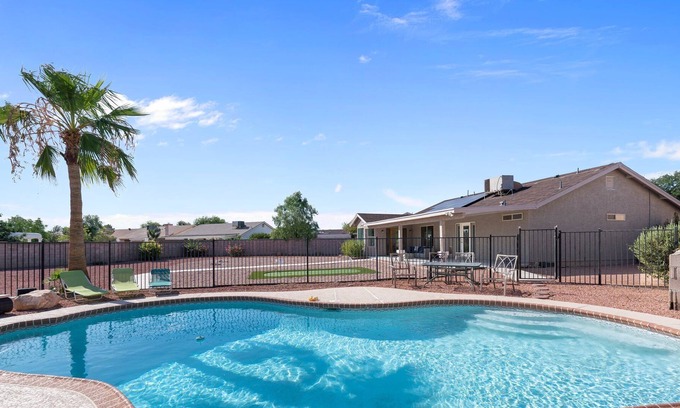 Glendale Haus | 3BR with Pool and Putting Green - 5 min away from Westgate/AZ Cardinals! Stadium