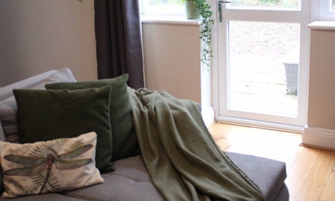 Wythenshawe Haus | 3brs,2.5bthrms, WIFI, gated parking for 2 cars, Discount on Long Term bookings!