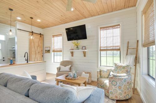 Ludlow Haus | 4-Acre Plot Farmhouse-Chic Retreat in Forest!