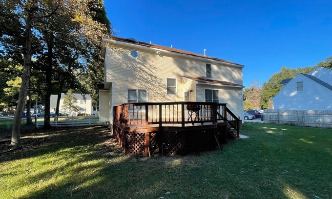 Bermuda Haus | 4-BDRM home with Office. Deck facing small pond. Executive and Vacation Stays.