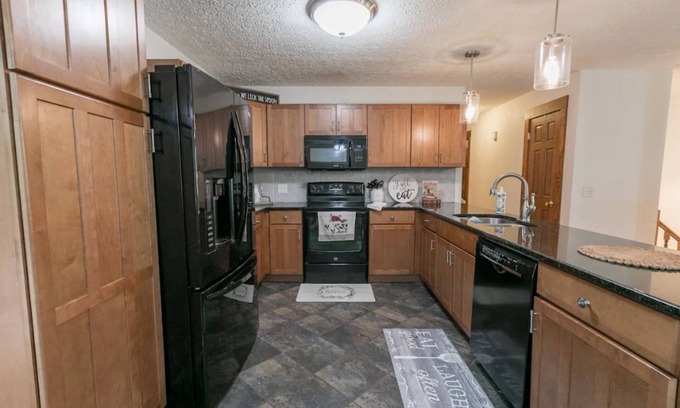 Bon Aqua Hütte | 4-bdrm southern Farmhouse, 30 mins from Franklin w/barn and acres of farmland!