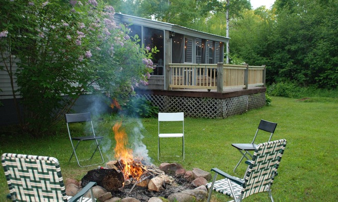 La Pointe Haus | 4 Bed 2 Bath Wooded Escape, 10 Minuten zum Strand!