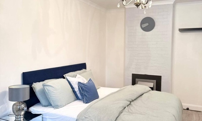 Becontree Haus | 4 Bed House-Garden-Parking-15 min Elizabeth Line