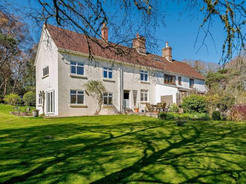 Wareham Haus | 4 Bed in West Holme DC204