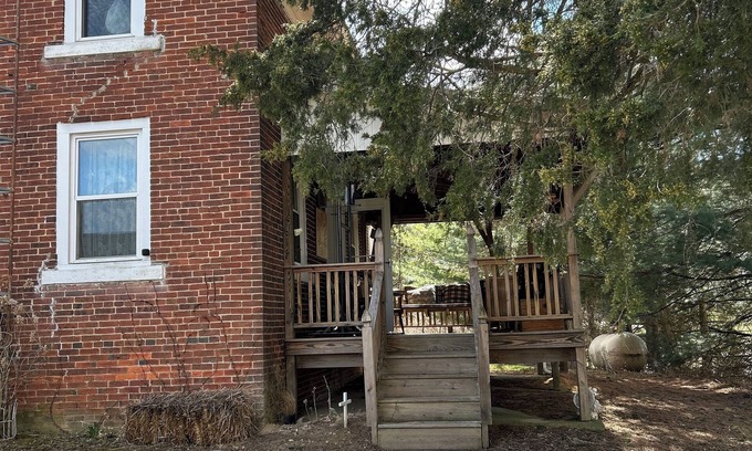 Galion Bed & Breakfast | 4-bedroom bed & breakfast in charming hideaway 1800's home!