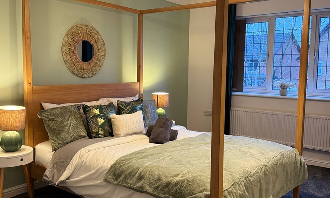 Wythenshawe Haus | 4 Bedroom Home Next to Manchester Airport