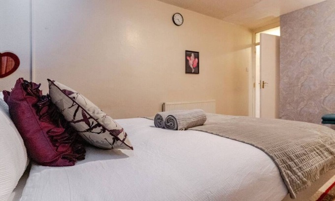 Birmingham Haus | 4-bedroom house in charming Smethwick with , WiFi, fitness room