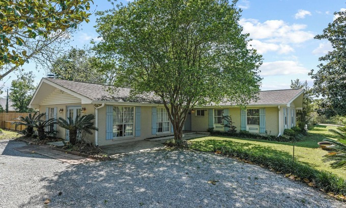 Bay St Louis Haus | 4-bedroom house in charming Bay St Louis, sleeps 12, 3 minutes to downtown. Wifi