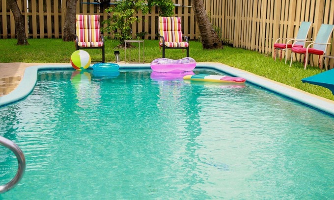 Sunrise Haus | 4-bedroom pool house in peaceful Sunrise with AC, WiFi, King bed