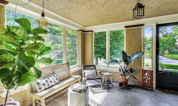 Oak Park Haus | 4-bedroom townhome in Frank Lloyd Wright District-FREE PARKING, Patio, Yard