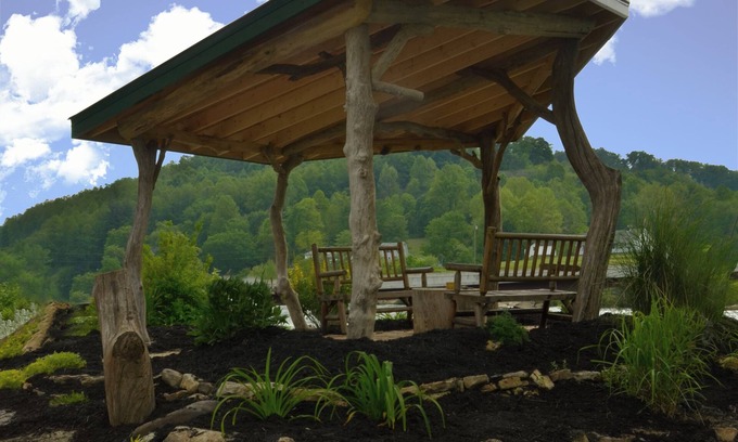 Moatsville Haus | Am Fluss Haus in den Bergen von Arden, West Virginia. Familie & Haustiere erlaubt.