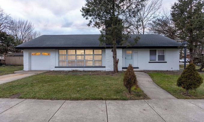 Skokie Haus | 4 bedrooms, 6 beds, 2 full baths, and open basement loft